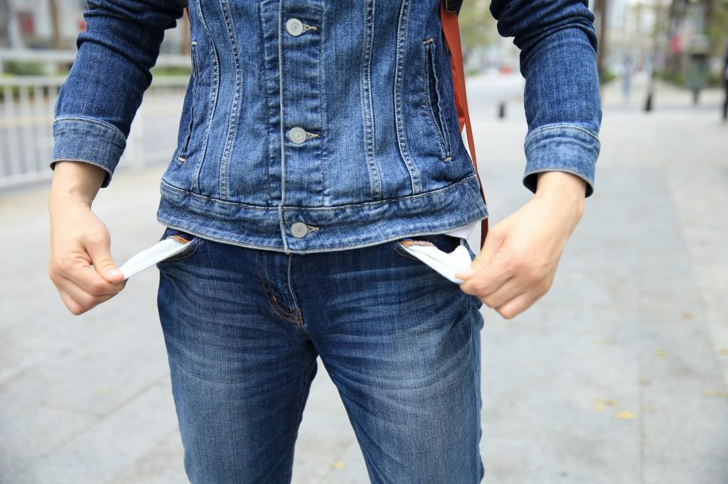 People show has no money by turning the pocket out
