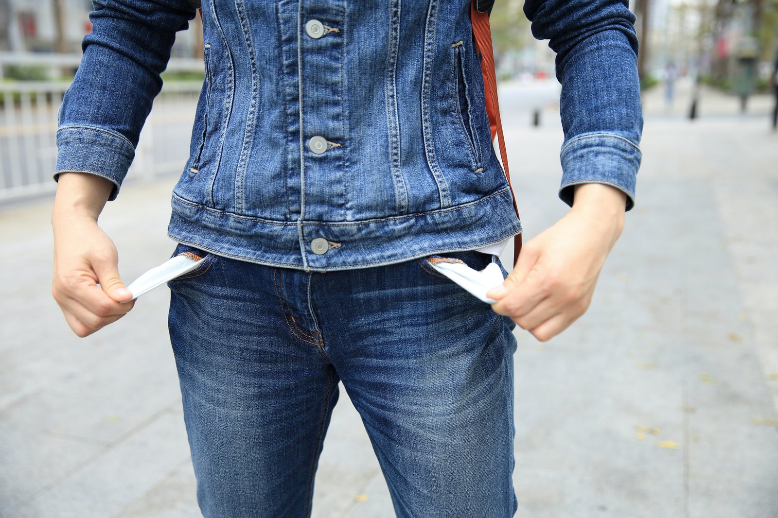 People show has no money by turning the pocket out