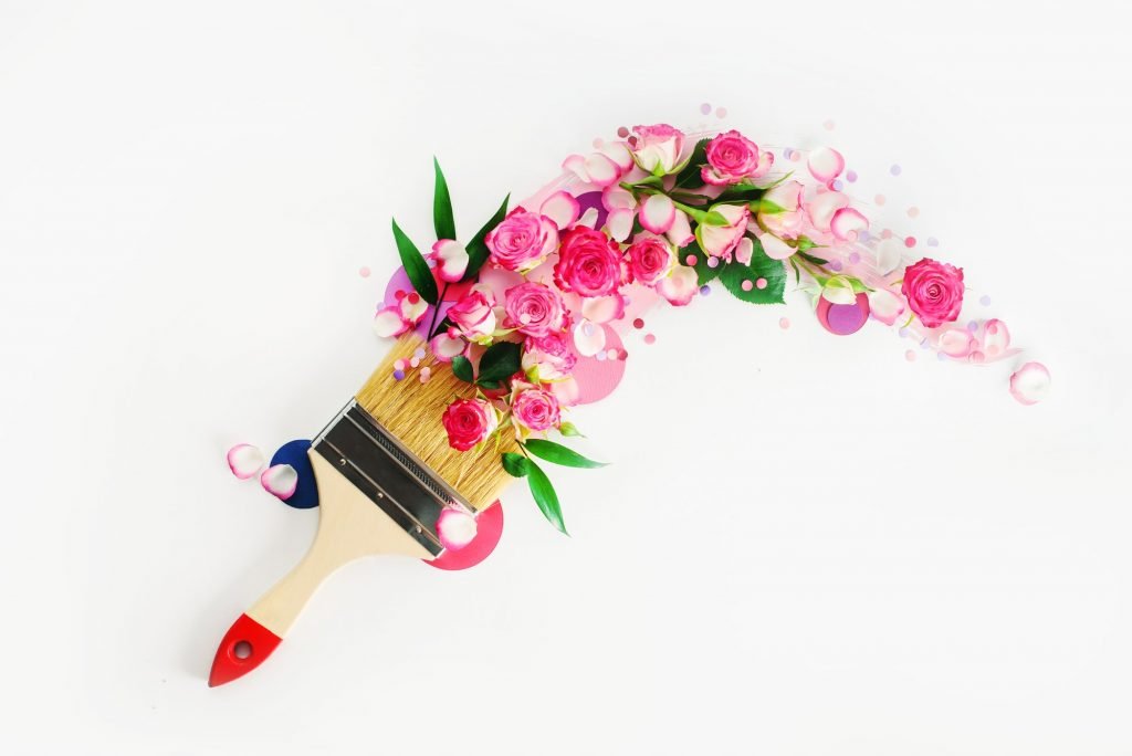 Header with flower arrangement following a trace of a brush. Springtime and home decoration