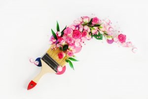 Header with flower arrangement following a trace of a brush. Springtime and home decoration