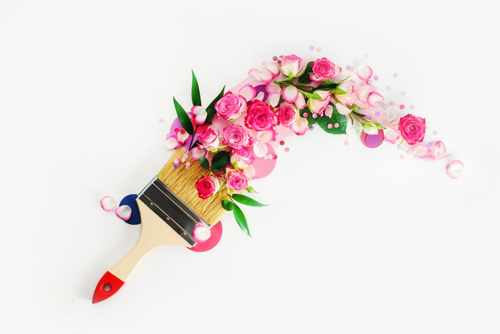 Header with flower arrangement following a trace of a brush. Springtime and home decoration