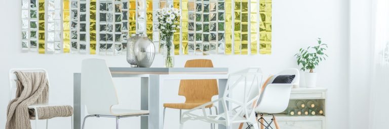 Dining room in glamorous style
