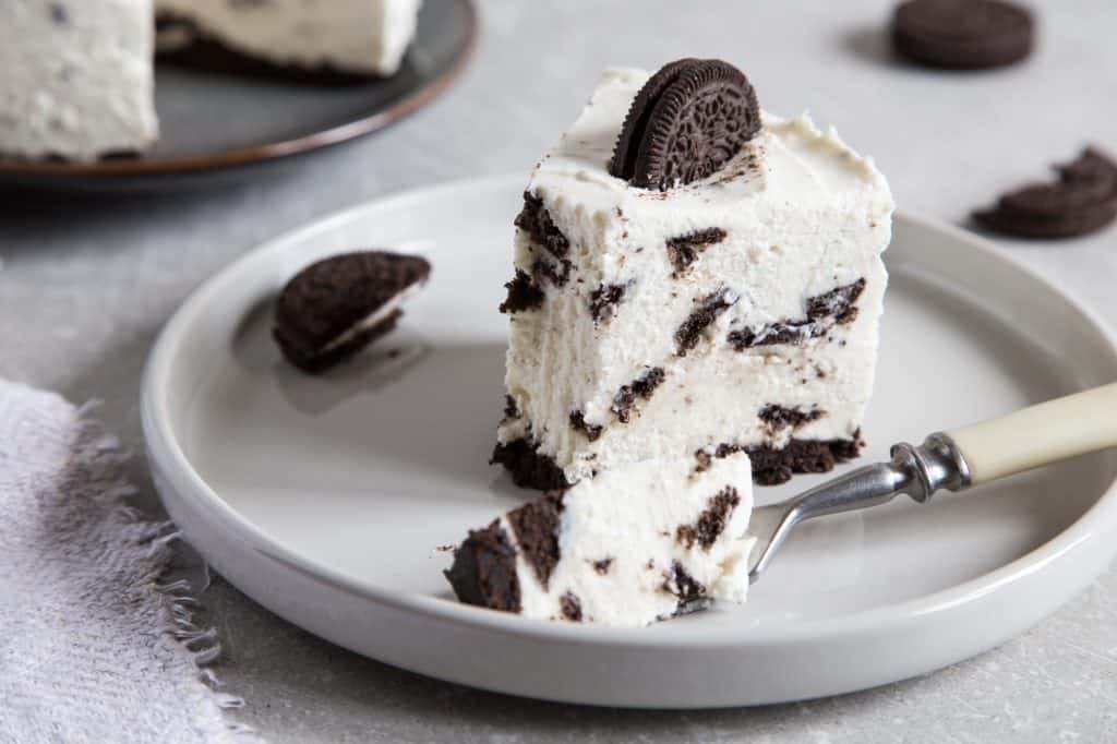 Creamy no bake cheesecake with chocolate cookies. biscuit cake