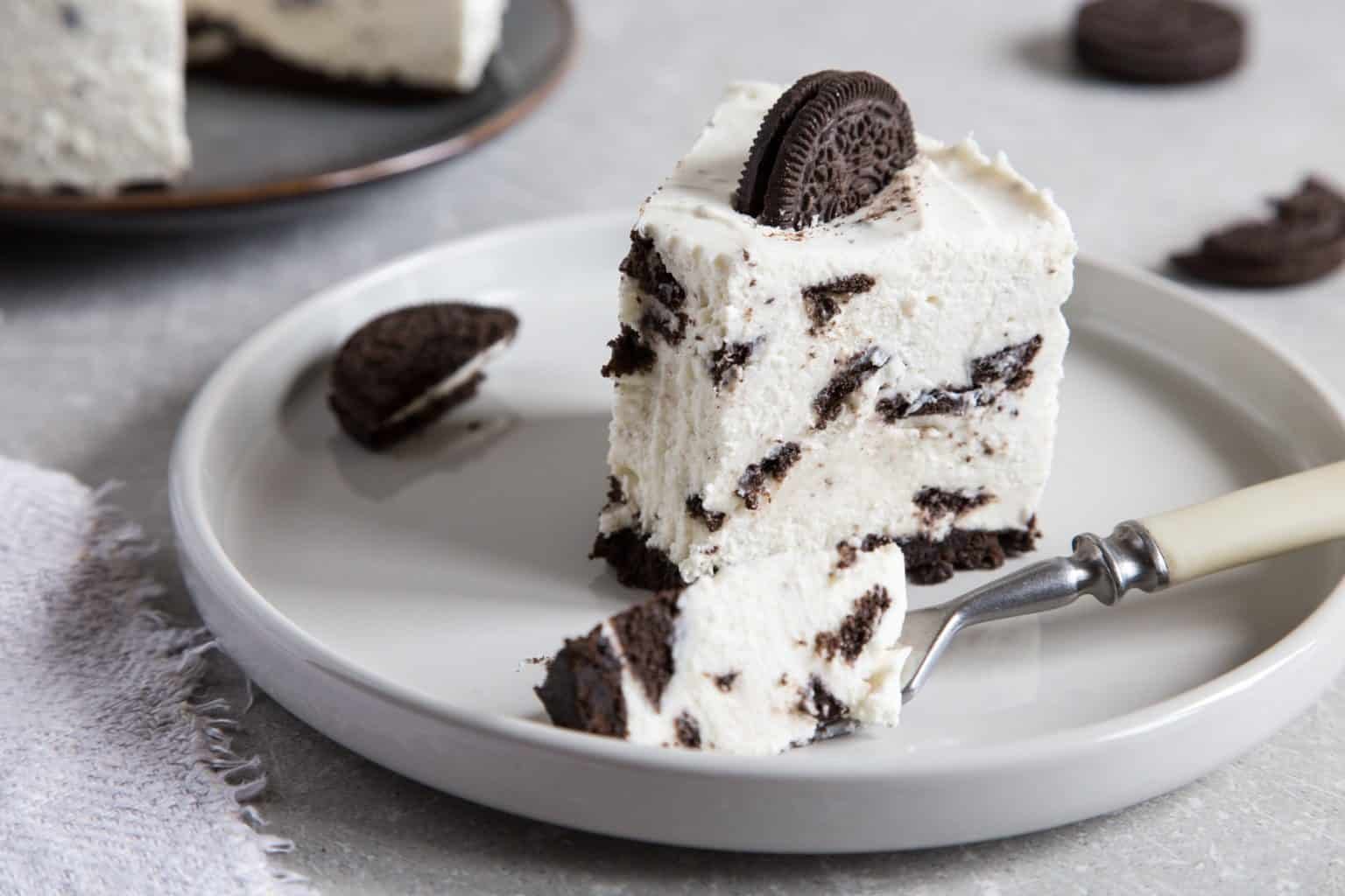 Creamy no bake cheesecake with chocolate cookies. biscuit cake