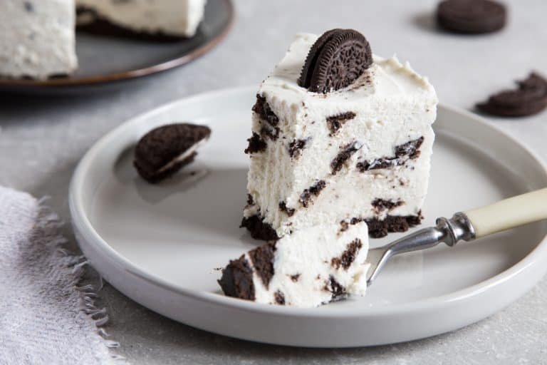 Creamy no bake cheesecake with chocolate cookies. biscuit cake