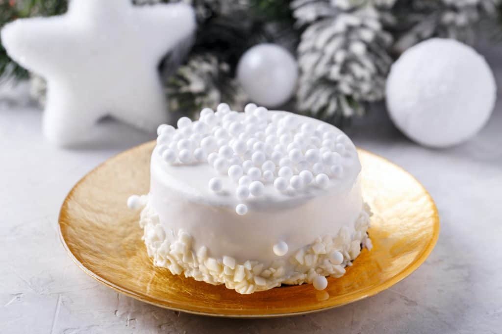 White chocolate Christmas cake
