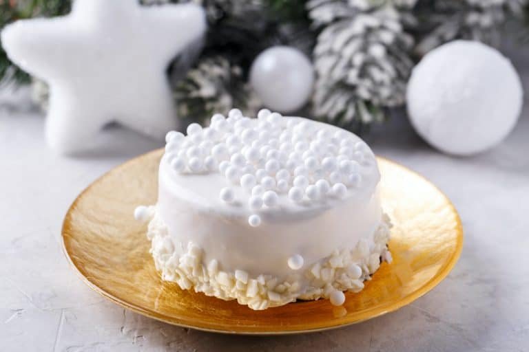 White chocolate Christmas cake