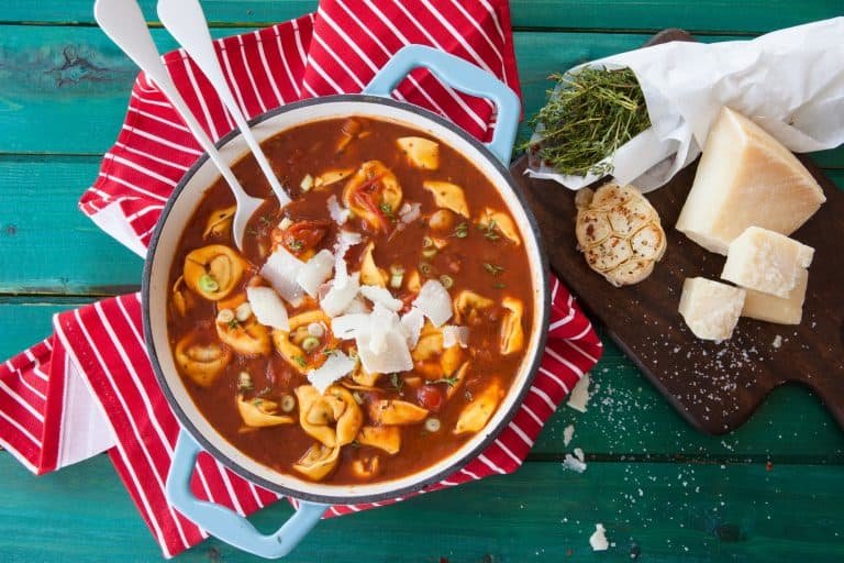 Tortellini in tomato sauce / soup