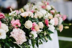 elegant wedding decorations made of natural flowers