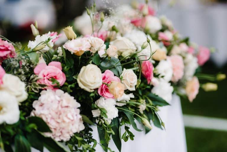 elegant wedding decorations made of natural flowers